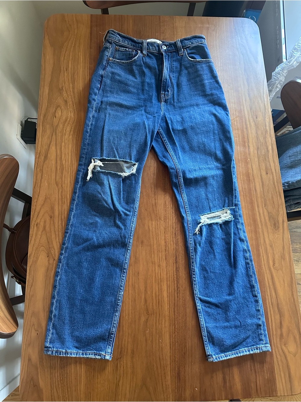 Abercrombie & Fitch Blue Straight Women’s Jeans with Knee Rips